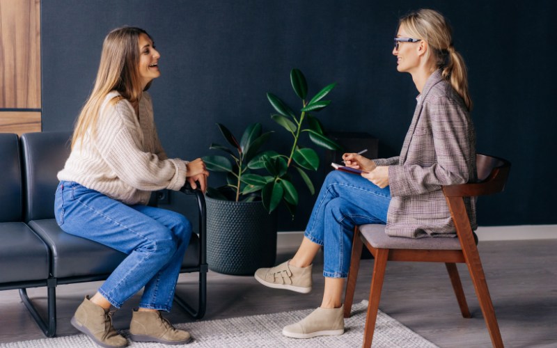 Psicóloga atendendo uma mulher